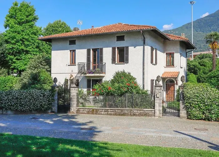 Villa Lago Foreground Lakefront Beach Bike&Boat& Scooter Lake Como Holiday home *