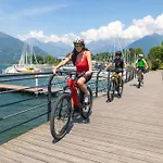 Foreground Lakefront Bike&boat& Scooter アパート