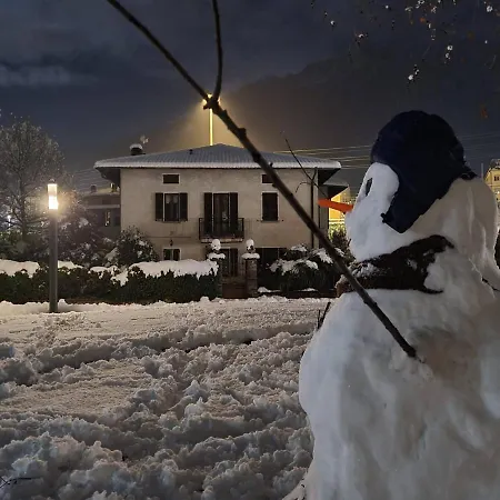 Foregorund Lakeview Winter Retreat Three-bedroom With Balcony