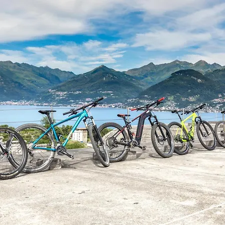 Dom wakacyjny Foregorund Lakeview Winter Retreat Three-bedroom With Balcony Colico