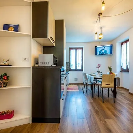 Foregorund Lakeview Winter Retreat Three-bedroom With Balcony *