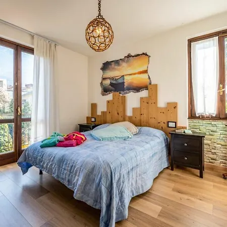 Dom wakacyjny Foregorund Lakeview Winter Retreat Three-bedroom With Balcony Colico