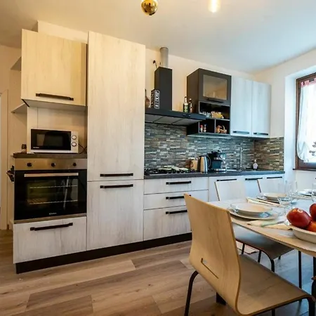 Foregorund Lakeview Winter Retreat Three-bedroom With Balcony Colico