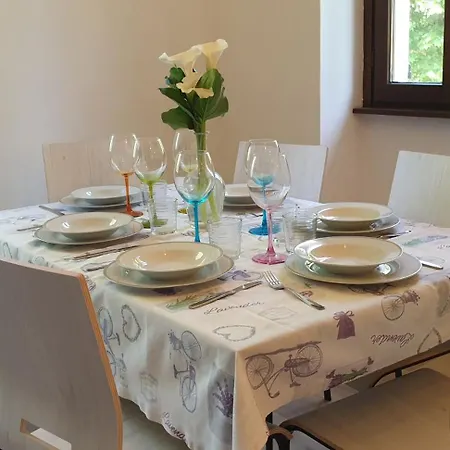 Foregorund Lakeview Winter Retreat Three-bedroom With Balcony