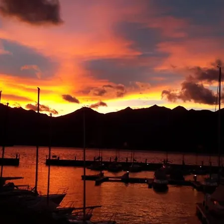 Foregorund Lakeview Winter Retreat Three-bedroom With Balcony