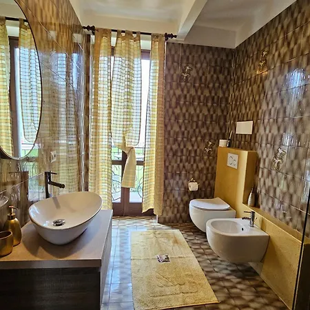 Foregorund Lakeview Winter Retreat Three-bedroom With Balcony *