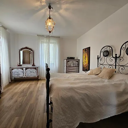 Foregorund Lakeview Winter Retreat Three-bedroom With Balcony Colico