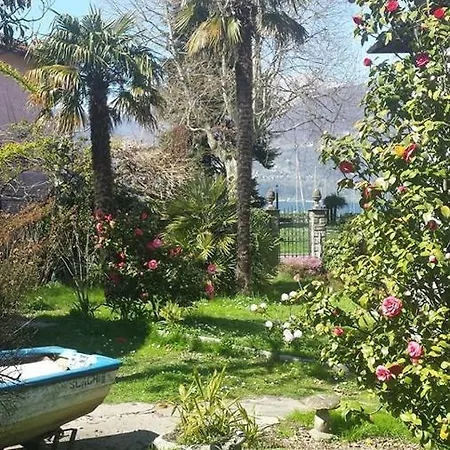 Foregorund Lakeview Winter Retreat Three-bedroom With Balcony